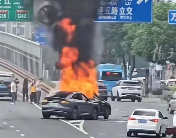 优配资 南京两车相撞引火情 爆炸前人被救出