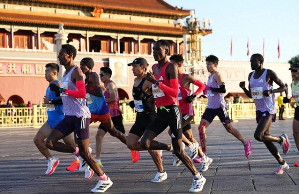 易投配资 2025年北京马拉松天安门广场鸣枪起跑，3.2万余名选手同场竞技